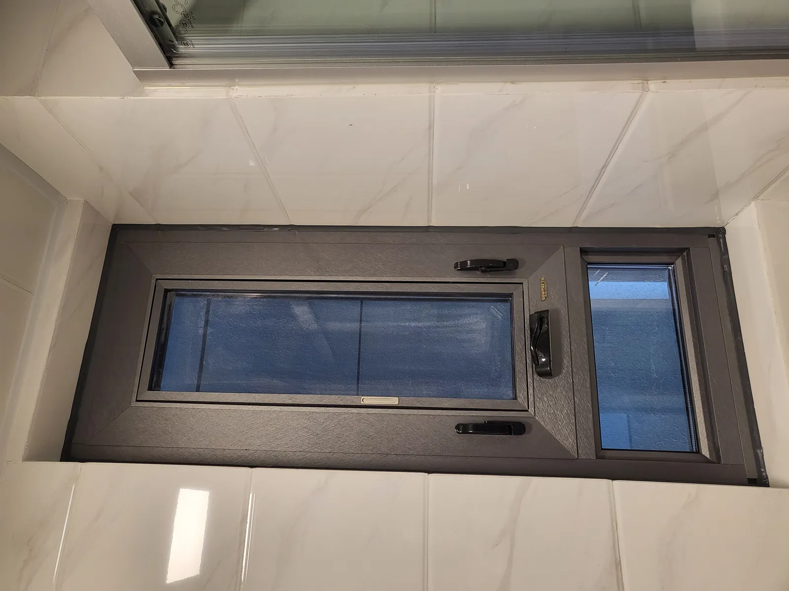 成都窗边有水印，到底该换窗还是先查墙？把结露、雨水和冷桥分开判断配图1