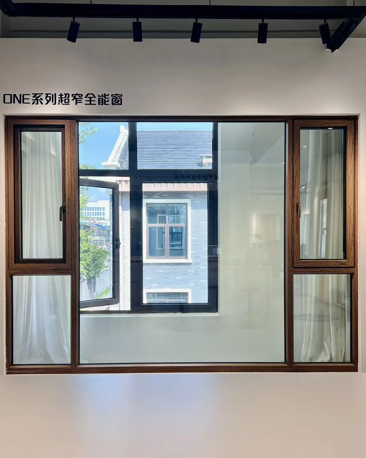 门店内的极景样窗展示